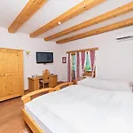 Zlatna Nit Pansion بوسانسكا كروبا