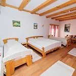 Zlatna Nit Pansion 3* بوسانسكا كروبا
