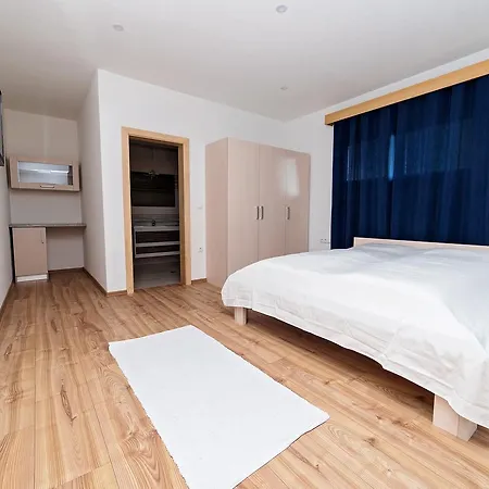 Zlatna Nit Pansion Bed & Breakfast